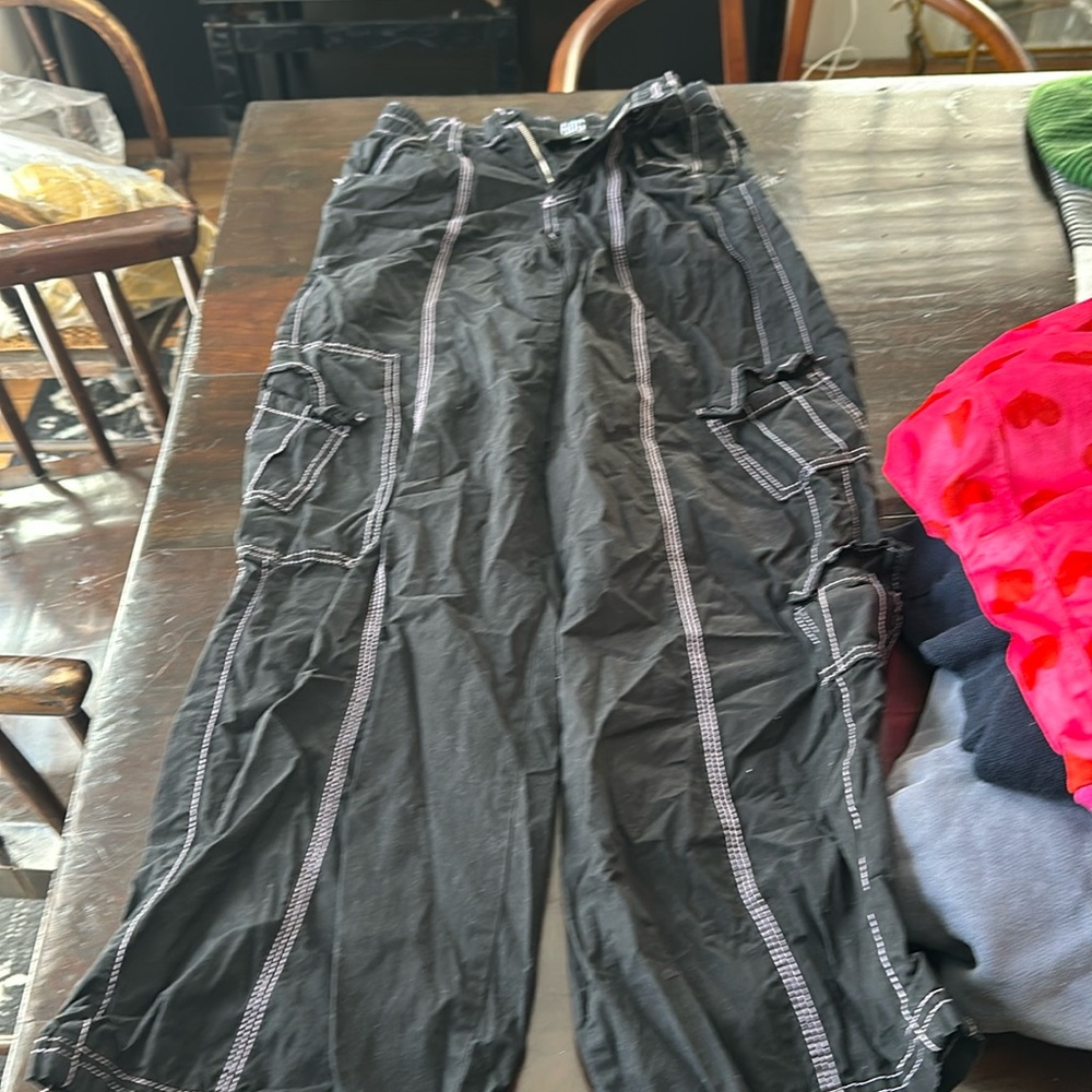 URBAN OUTFITTERS black cargo pants with pink stitch